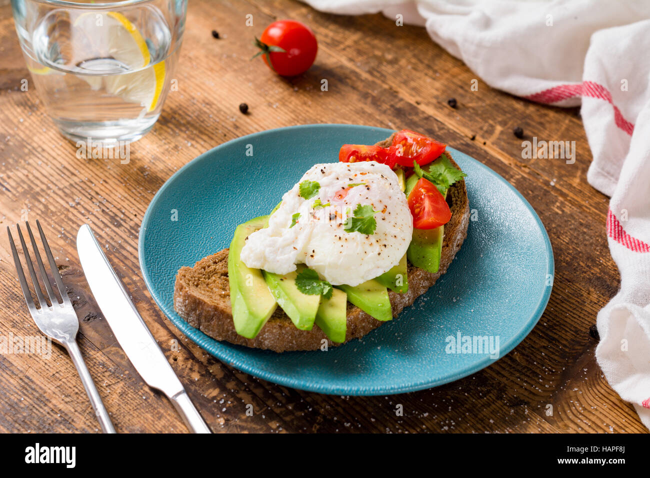 Pochiertes Ei und Avocado auf Toast. Gesundes Frühstück oder Mittagessen Stockfoto