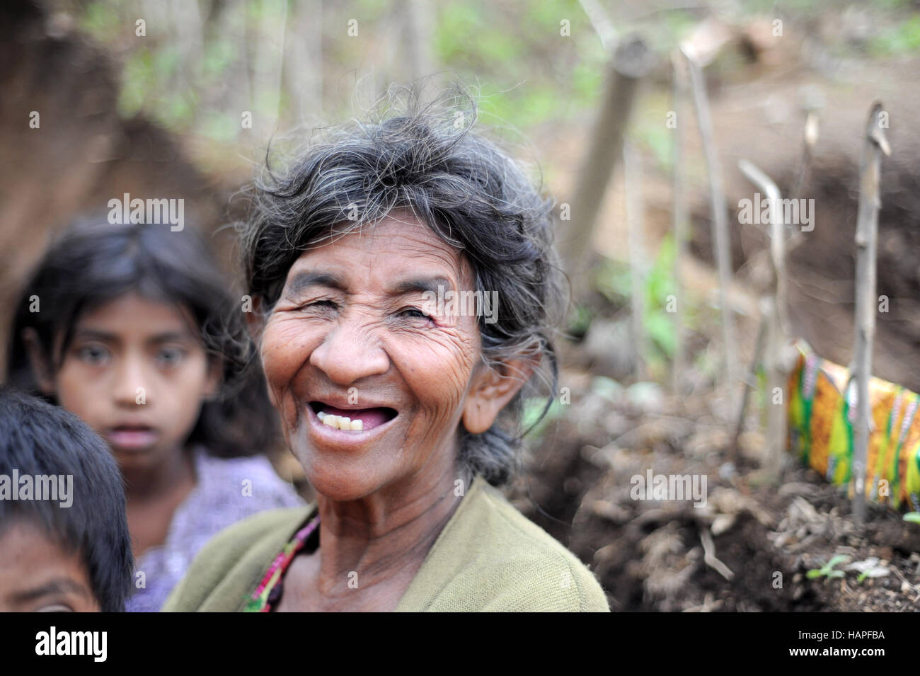 Maya indigene Frau lächelt für Foto in Aqua Escondida, Solola, Guatemala. Stockfoto