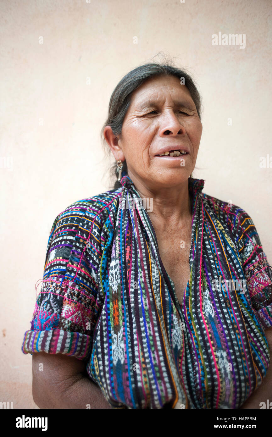 Maya indigene Frau, die in Panajachel, Guatemala Solola blind ist. Stockfoto