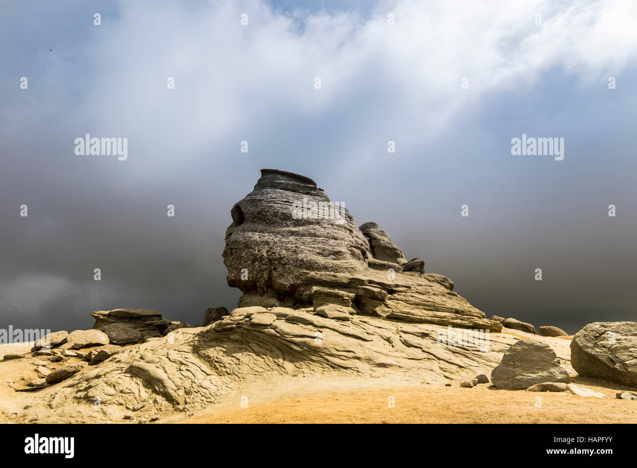Sphinx mit dramatische Wolken über Bucegi-Berge Stockfoto