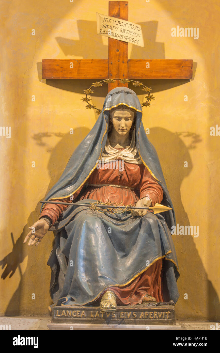 Rom, Italien - 12. März 2016: Die geschnitzte Statue von der Schmerzensreichen Jungfrau Maria mit der Lanze in der Kirche Chiesa di Nostra Signora del Sacro Cuore von unbekannten Künstler. Stockfoto