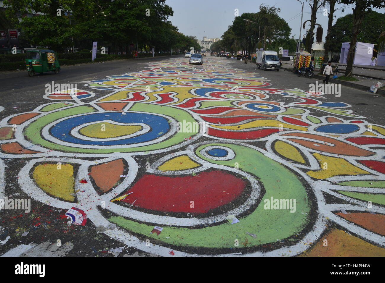 Manik Mia Avenue geschmückt mit Malerei (Alpona) Markierung Bangla neues Jahr 1423 in Dhaka, Bangladesch Stockfoto