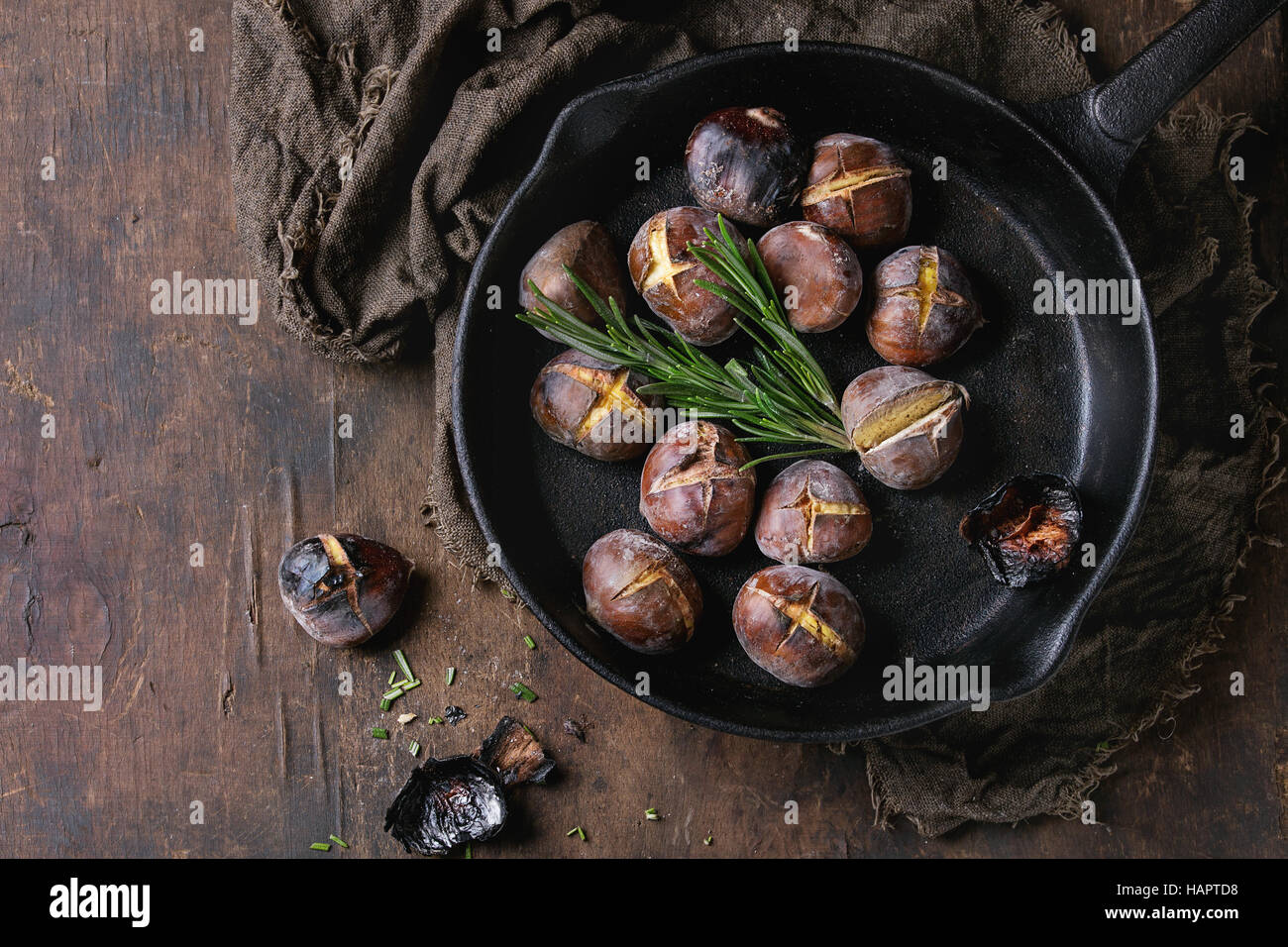 Gebratene Kastanien in der Asche Stockfoto