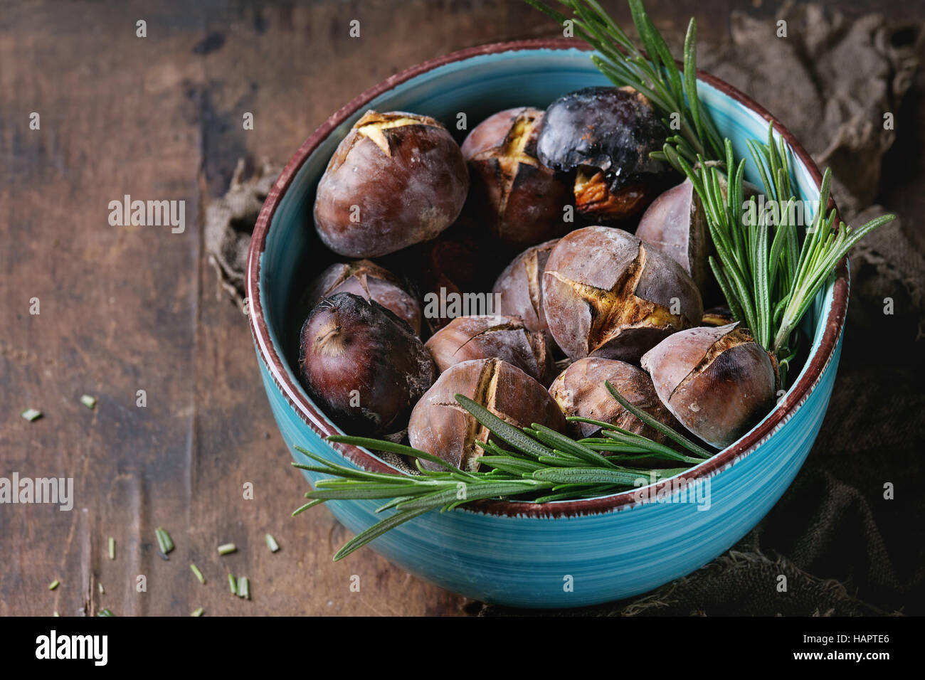 Gebratene Kastanien in der Asche Stockfoto