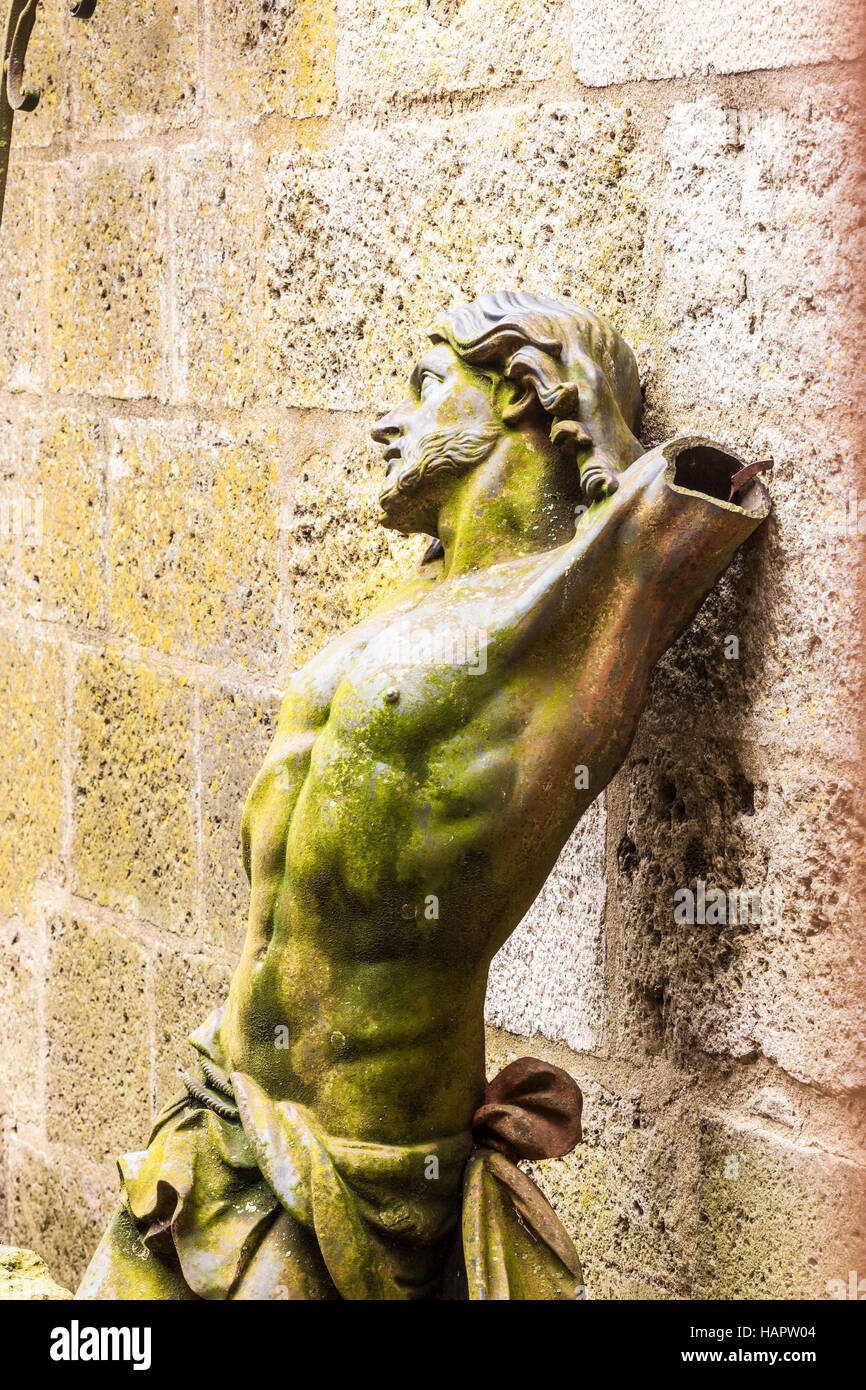 Eine Figur aus Jesus Christus sitzt durch eine Mauer in Saint Andoche Basilika in Saulieu, Frankreich. Stockfoto