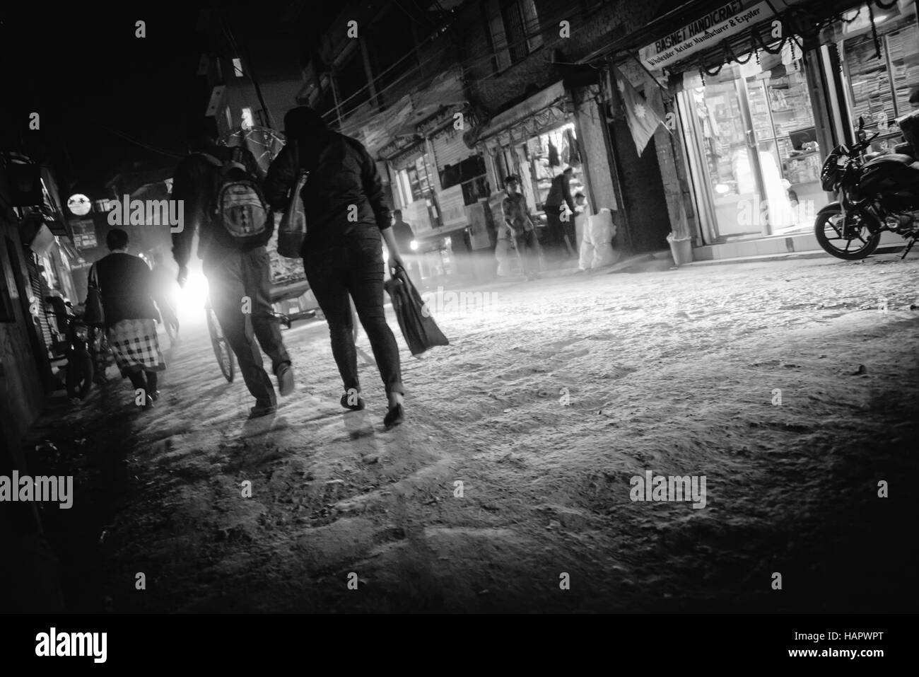 Straßen von Thamel in Kathmandu Nepal in der Nacht - schwarze & weiß Stockfoto