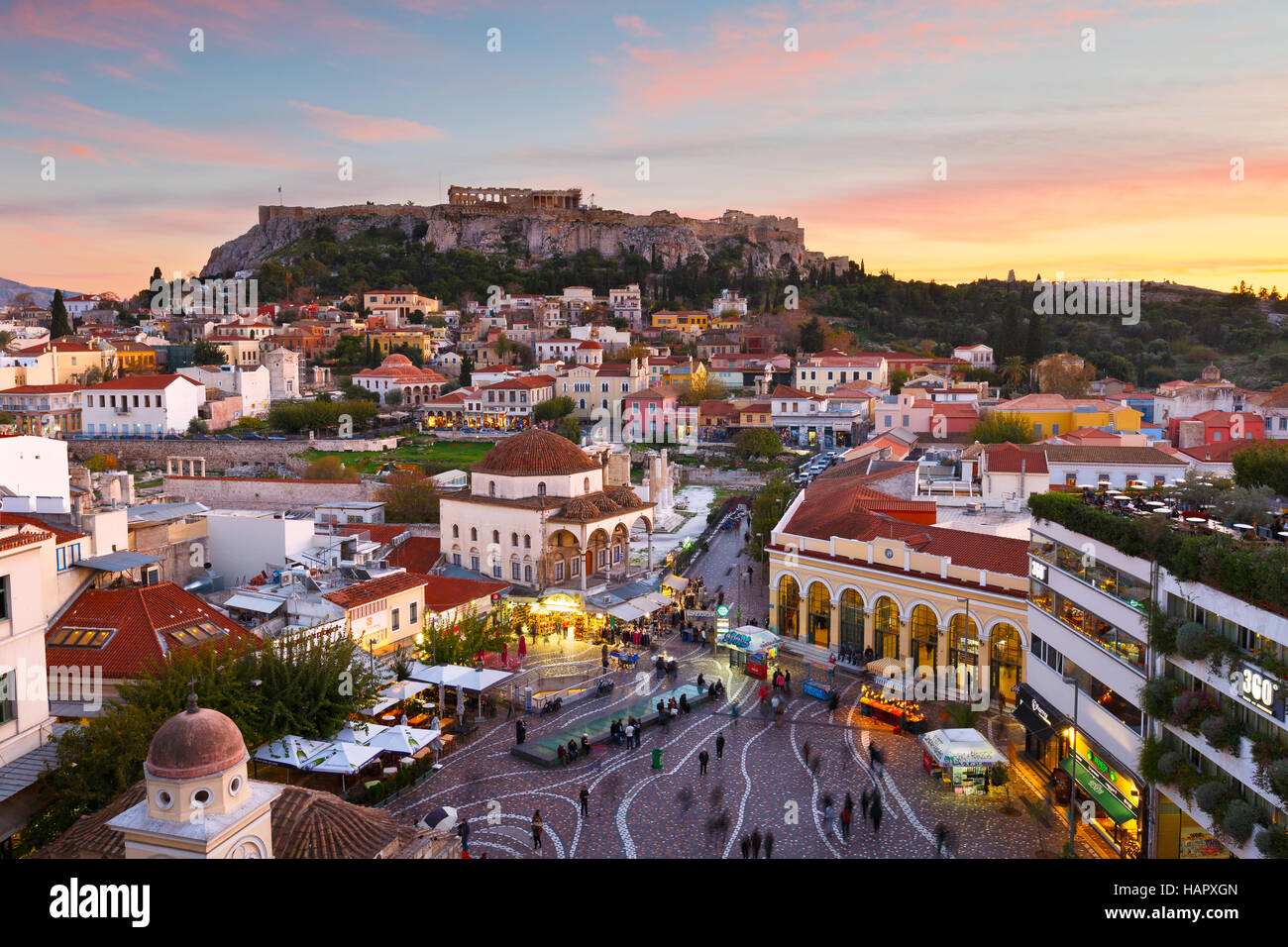 Blick auf Akropolis von einem Dach-Café in Monastiraki-Platz, Athen. Stockfoto