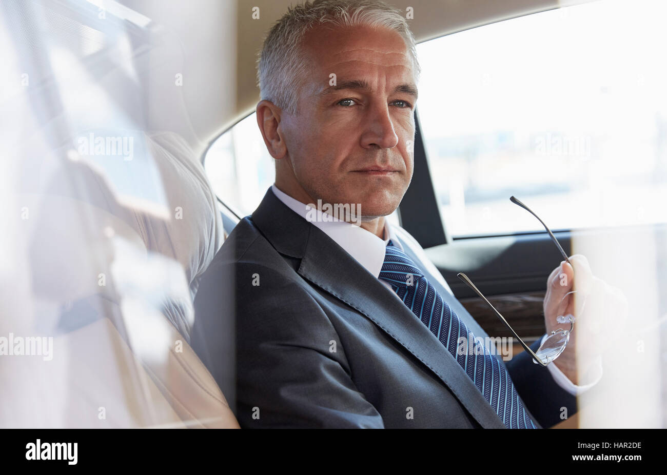 Nachdenklich Geschäftsmann Reiten auf der Rückseite Sitz der Cityflitzer Stockfoto
