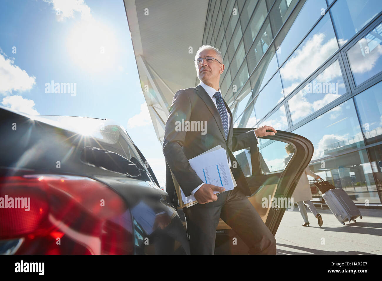 Ankunft am Flughafen aus Stadtauto Geschäftsmann Stockfoto