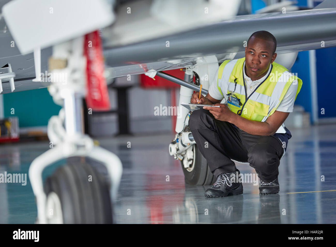 Bodenpersonal Arbeiter mit Zwischenablage Check-Flugzeug Stockfoto