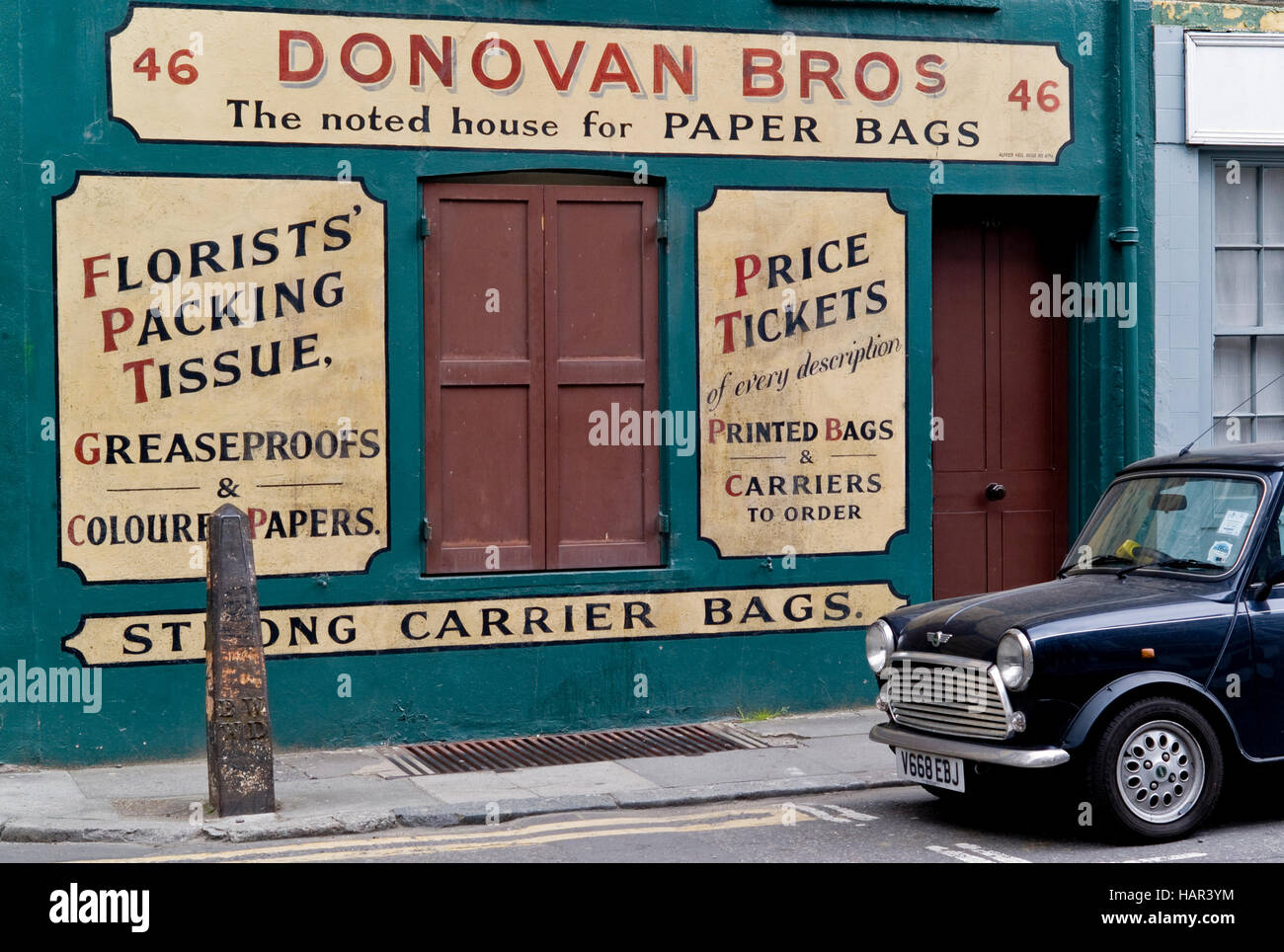 Donovan Brüder Papierfabrik Taschen und Shop geschlossen jetzt Sitz in Crispin Street Spitalfields mit einem Austin Mini außerhalb geparkt Stockfoto