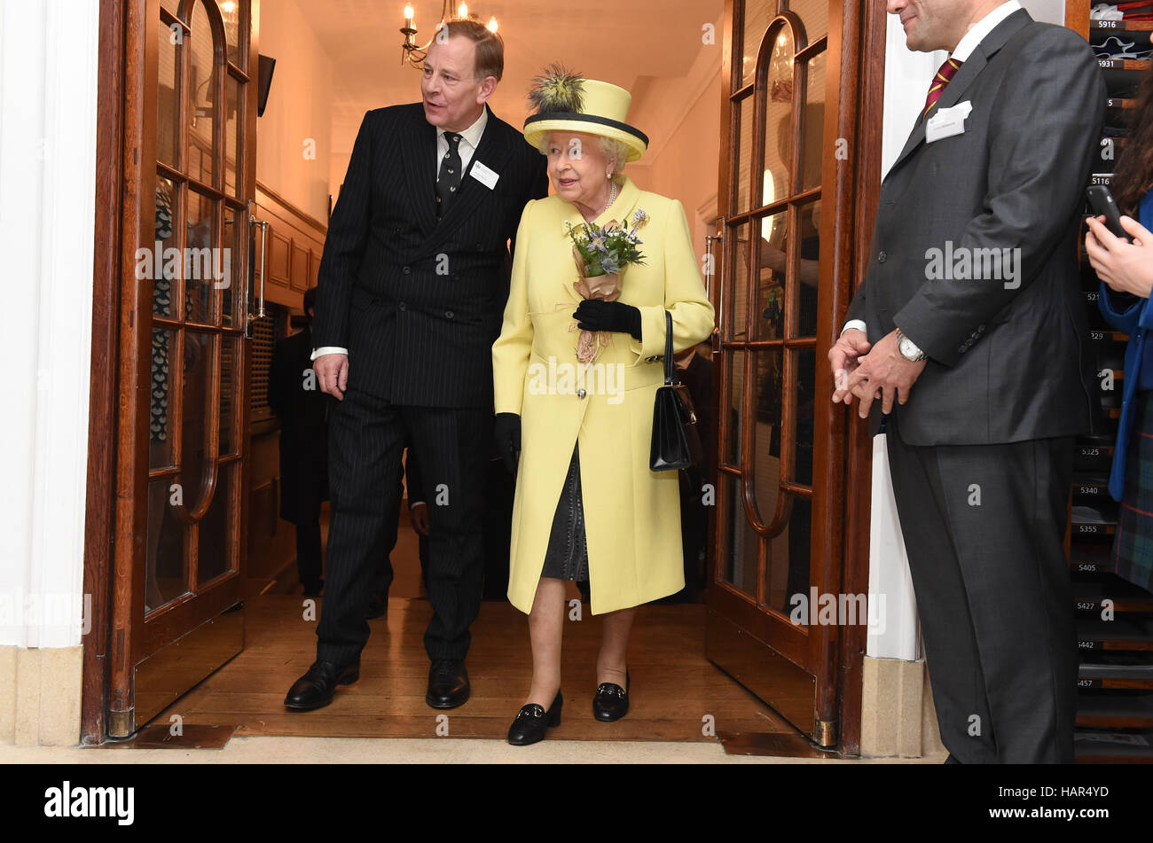 Königin Elizabeth II. bei einem Besuch in Goodenough College, eine unabhängige pädagogische Wohltätigkeitsorganisation in London. Stockfoto