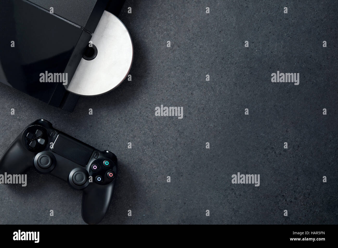 Zusammensetzung der Pad und Spiel-Konsole auf dem Schreibtisch Stockfoto