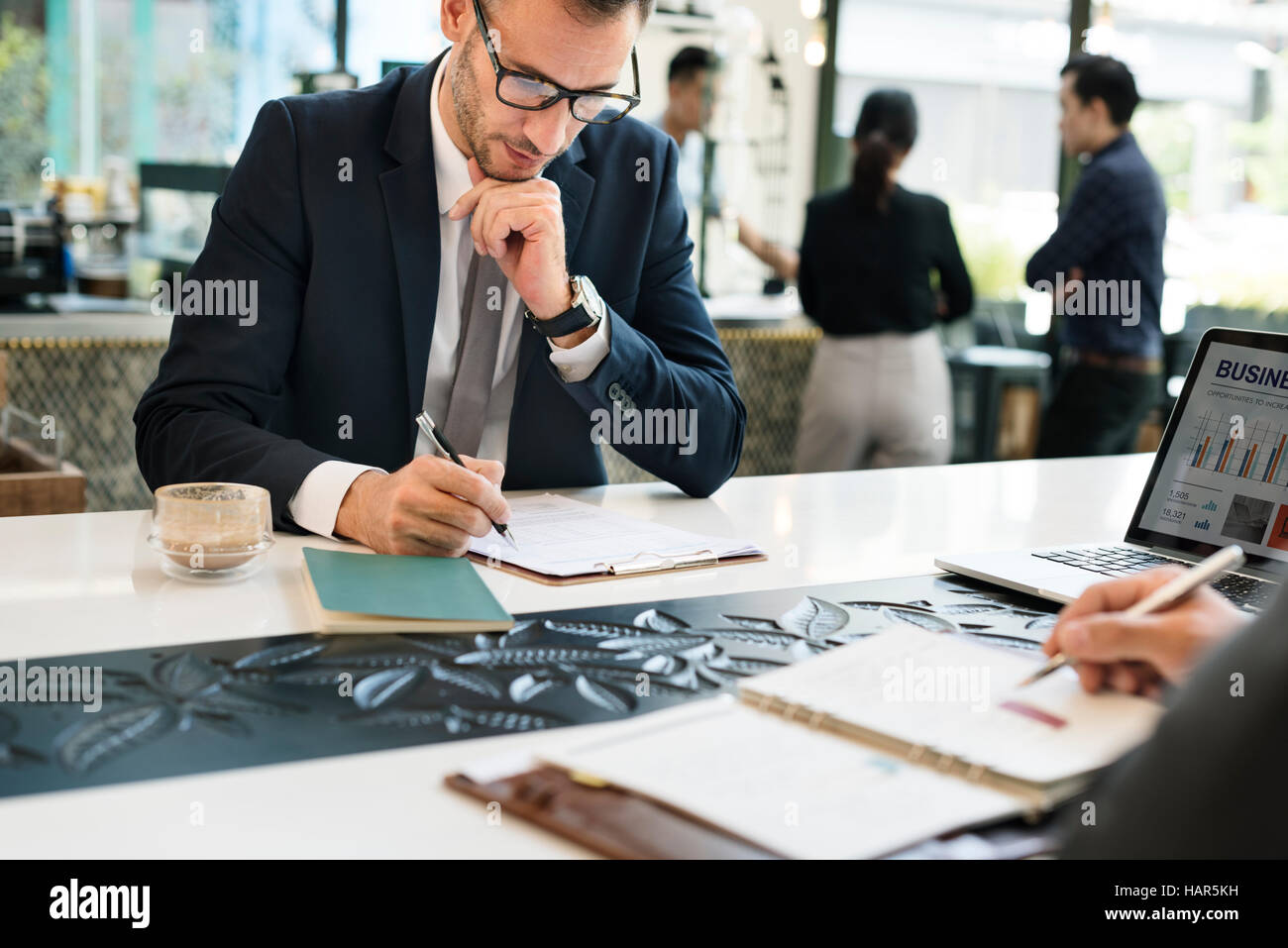 Ernsthaften Geschäftsmann ausfüllen Formular Konzept Stockfoto