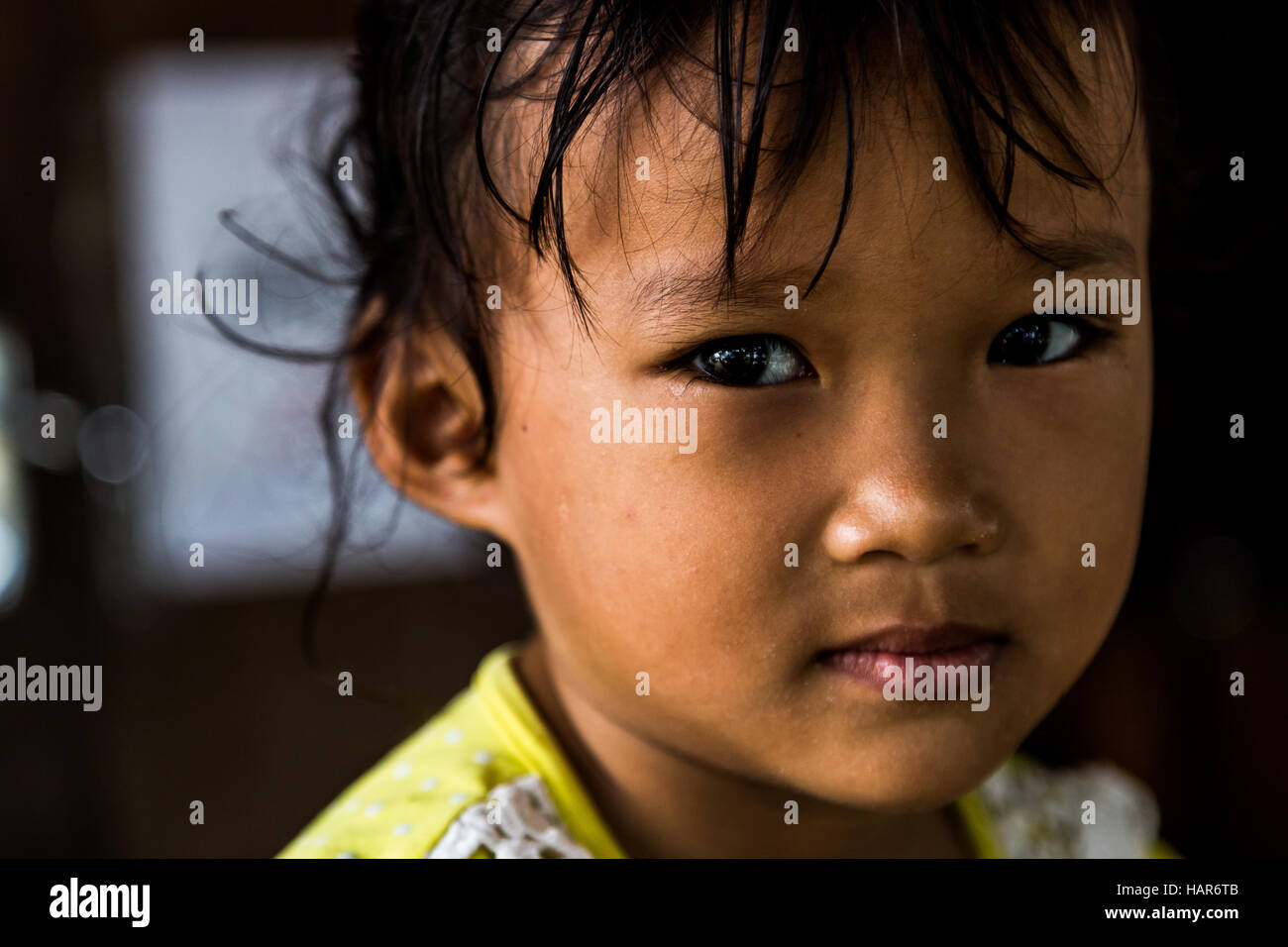 Das Kind von einem Gastwirt in den nördlichen Bergen von Laos Stockfoto