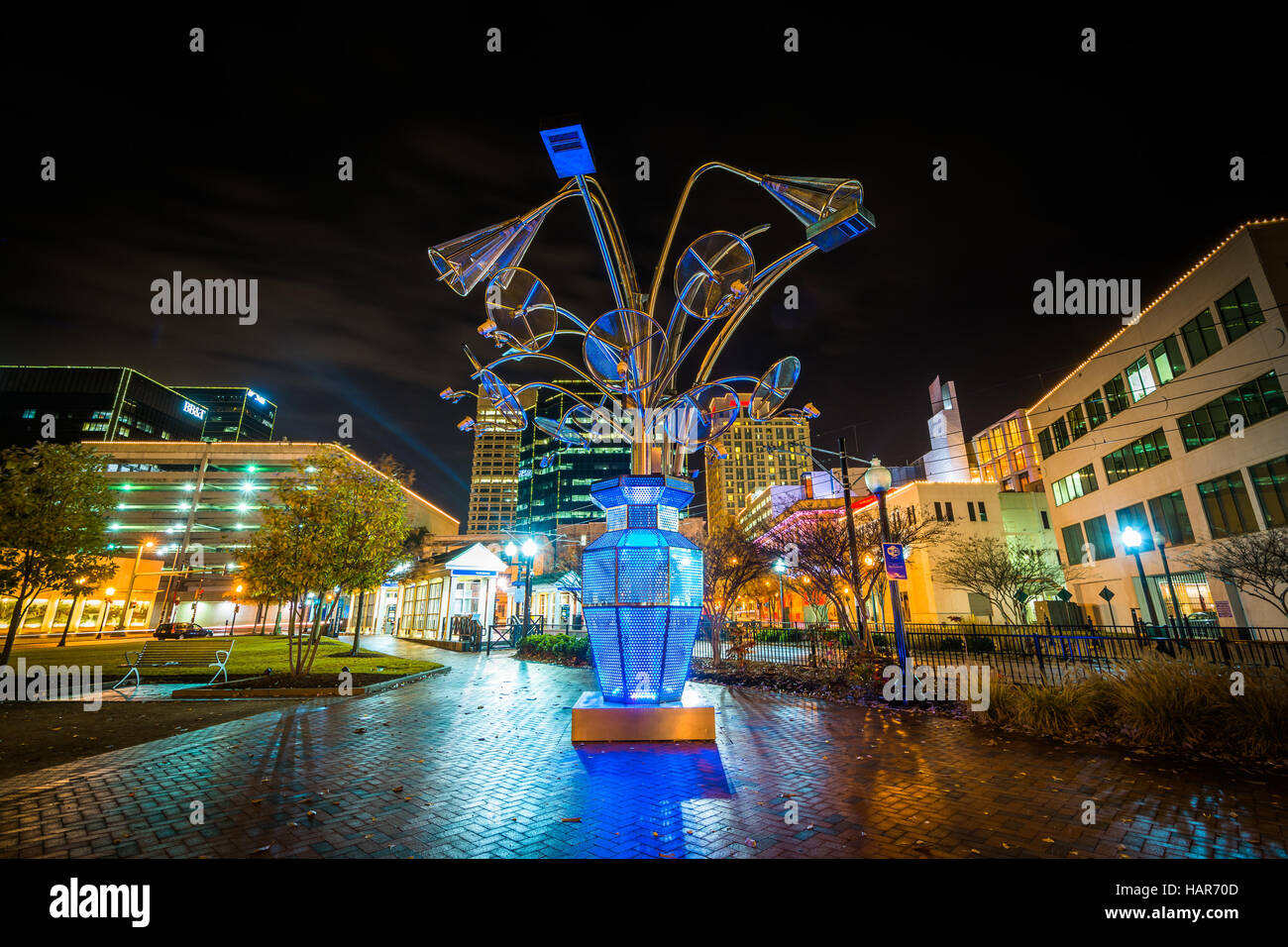 Skulptur in der Nacht, in der Innenstadt von Norfolk, Virginia. Stockfoto