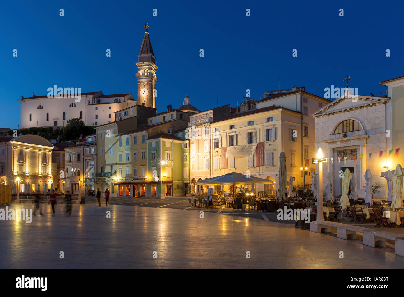 Dämmerung über St.-Georgs Kirche und Stadt Zentrum (Tartinijev Trg), Piran, Primorska, Slowenien Stockfoto