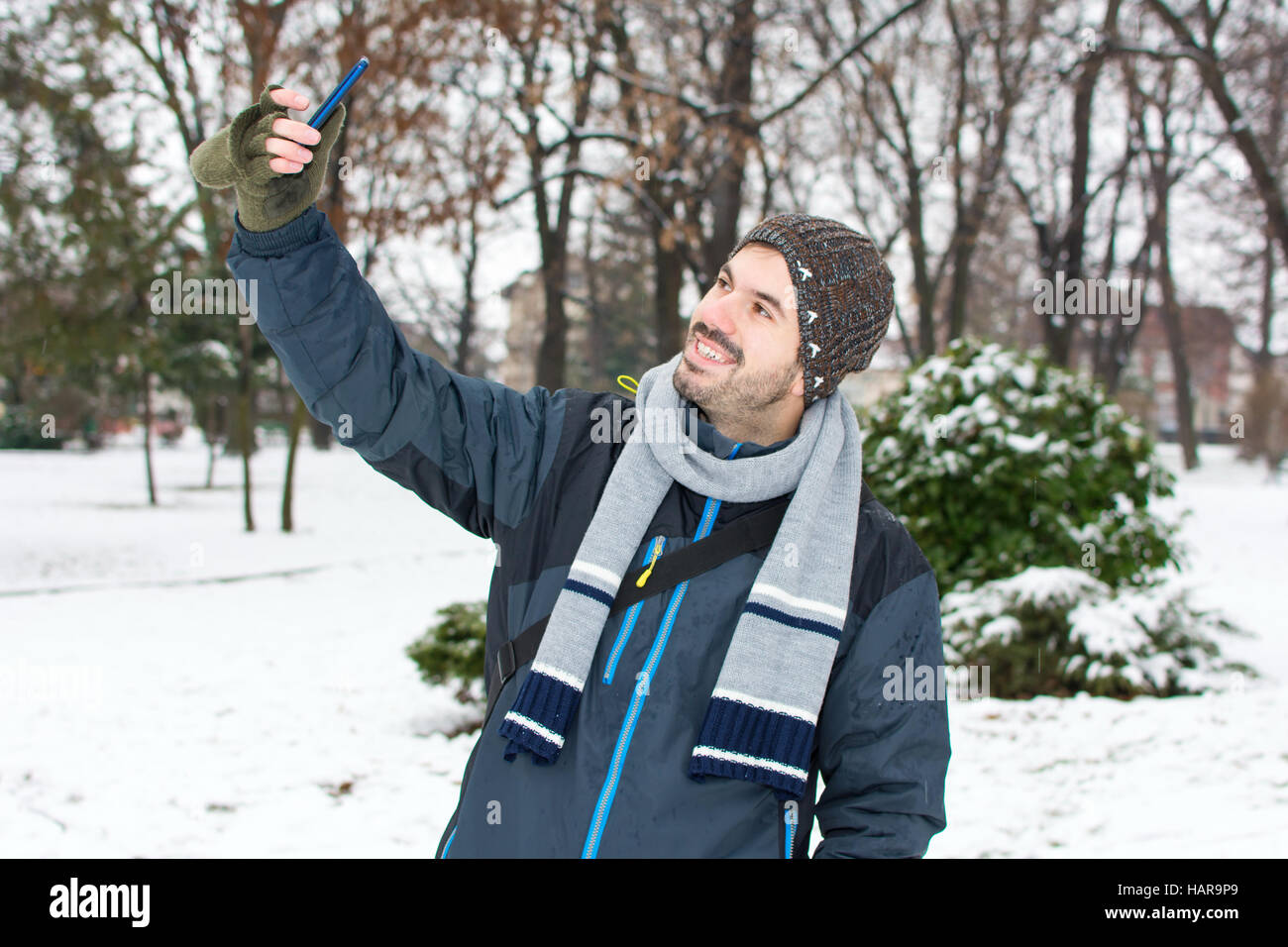 Mann sprechen ein Selbstporträt in tief verschneiten park Stockfoto