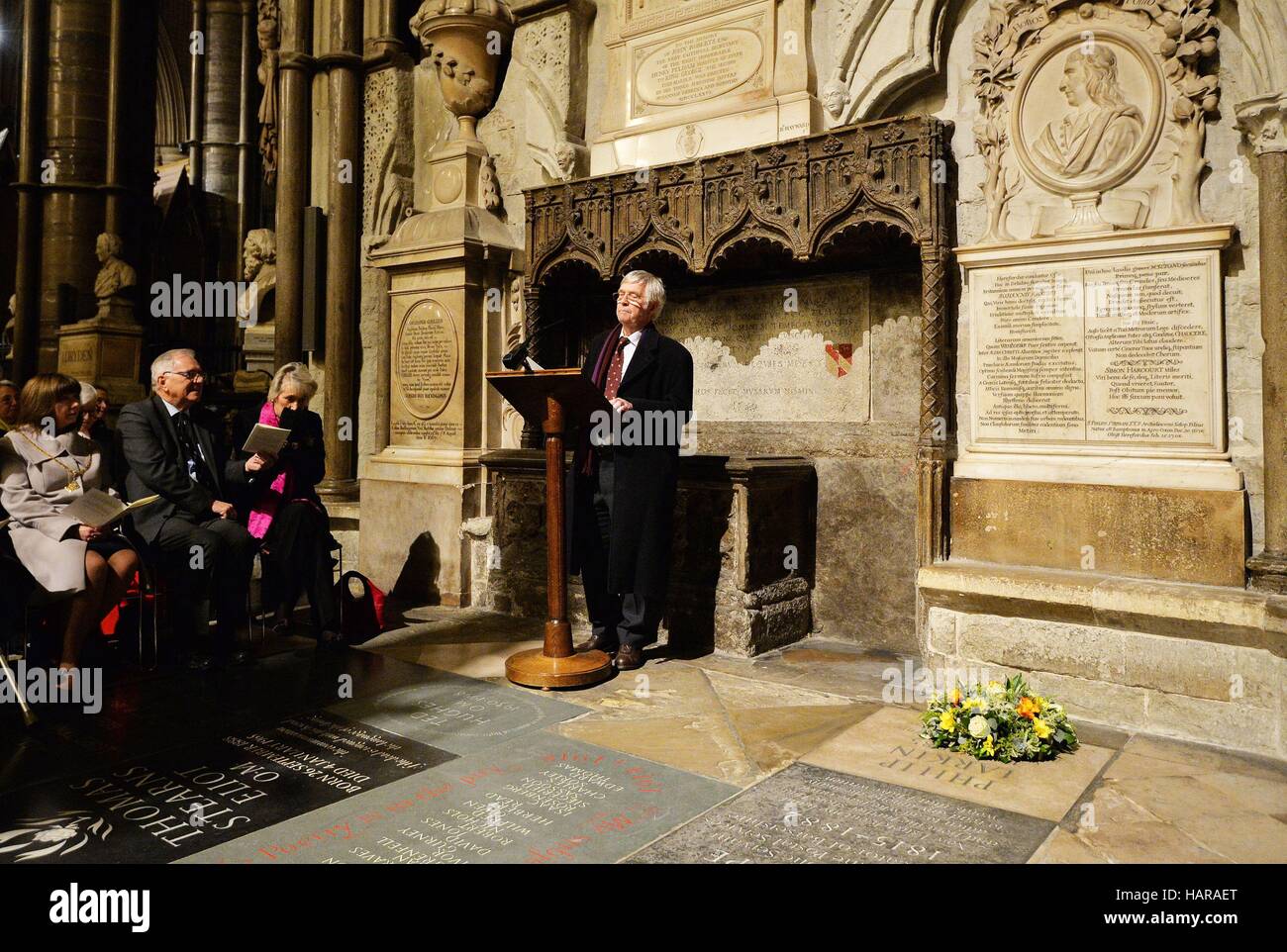 Sir Tom Courtney liest ein Gedicht in der Nähe des Gedenksteines Dichter Philip Larkin, nachdem es in des Dichters Corner in der Westminster Abbey, central London vorgestellt wurde. PRESS ASSOCIATION Foto Bild Datum: Freitag, 2. Dezember 2016. Bildnachweis sollte lauten: John Stillwell/PA W Stockfoto