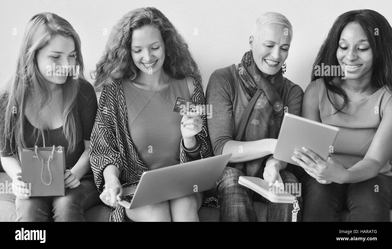 Frauen Weiblichkeit Shopping Online-Glück-Konzept Stockfoto