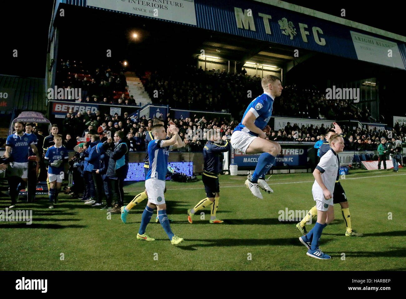 Macclesfield Town betreten das Spielfeld während des Emirates FA Cup, zweite Runde match bei Moosrose, Macclesfield. Stockfoto