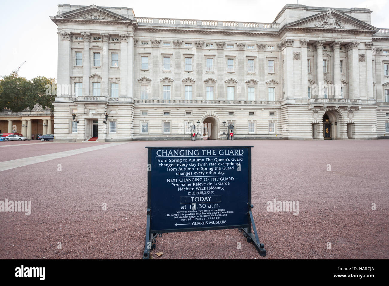 London-Info-Tafel über die Änderung der Königinnenwache des Buckingham Palace Stockfoto