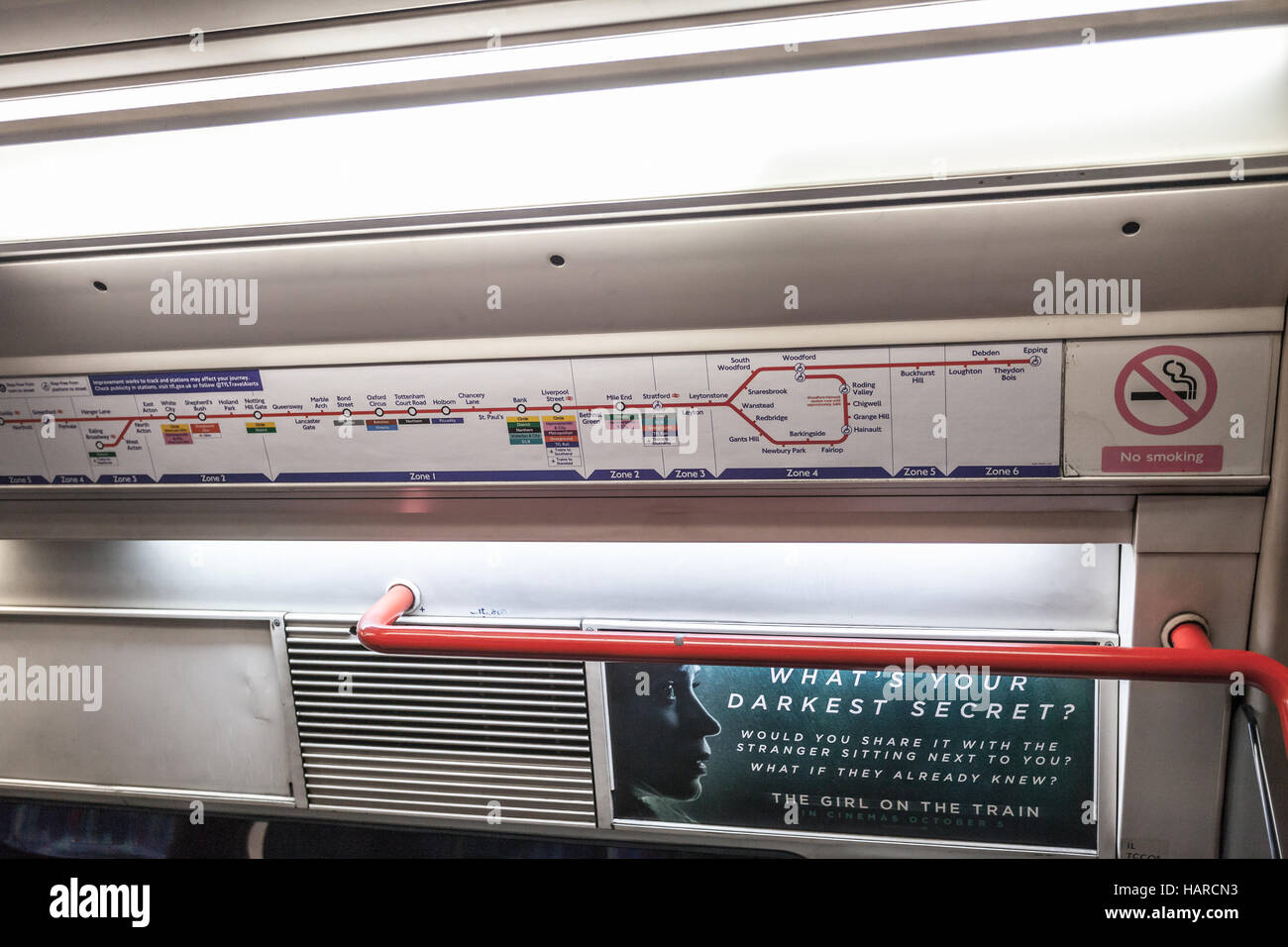 London-Info-Karte auf den Zug mit der u-Bahnstation, kein Rauchen Zeichen Stockfoto