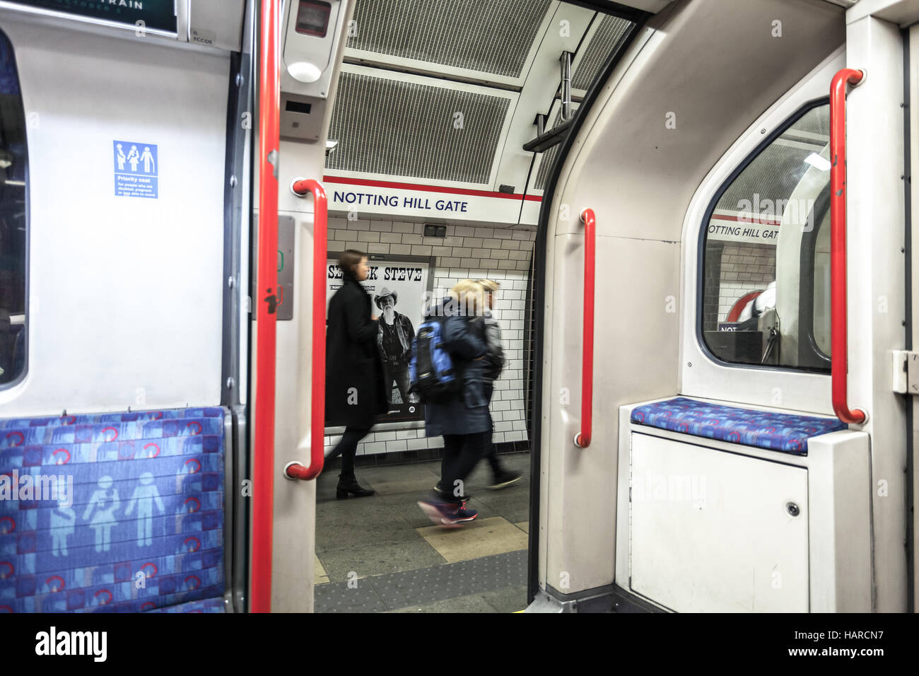 London Notting Hill Gate u-Bahn Station Blick bilden die geöffnete Zugtür Stockfoto