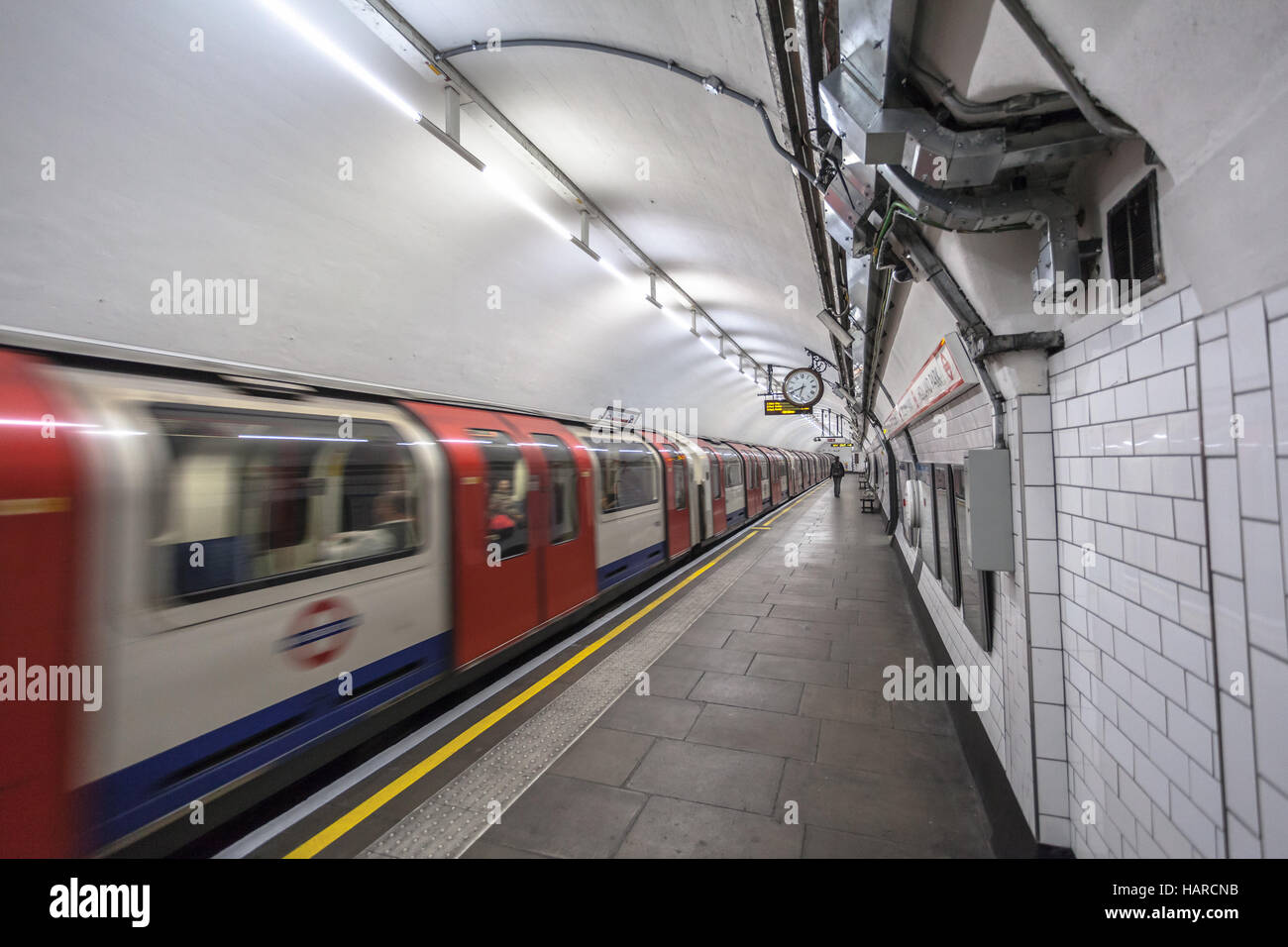 London-Zug ankommen in leere u-Bahnstation u Stockfoto