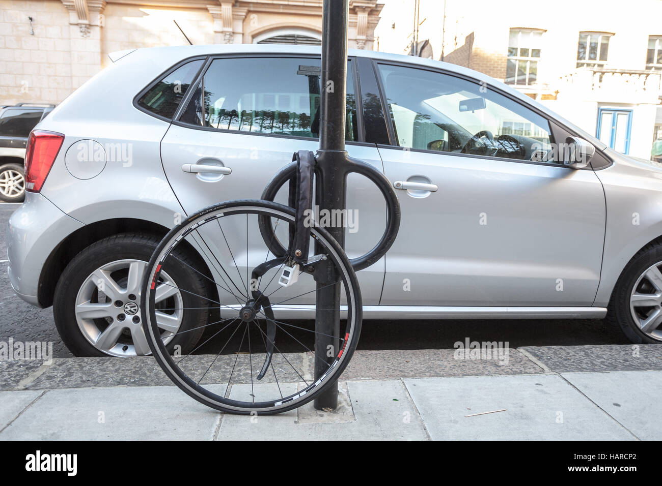 London gewährleistet nur eine Fahrrad-Rote bleiben nach einem in Fahrrad Stockfoto
