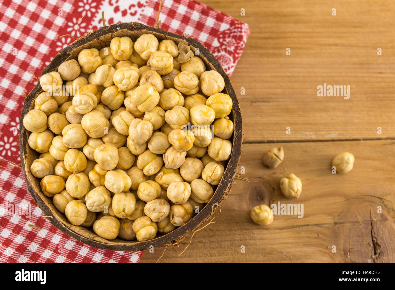 ungekochte Kichererbsen in eine große Schüssel Stockfoto