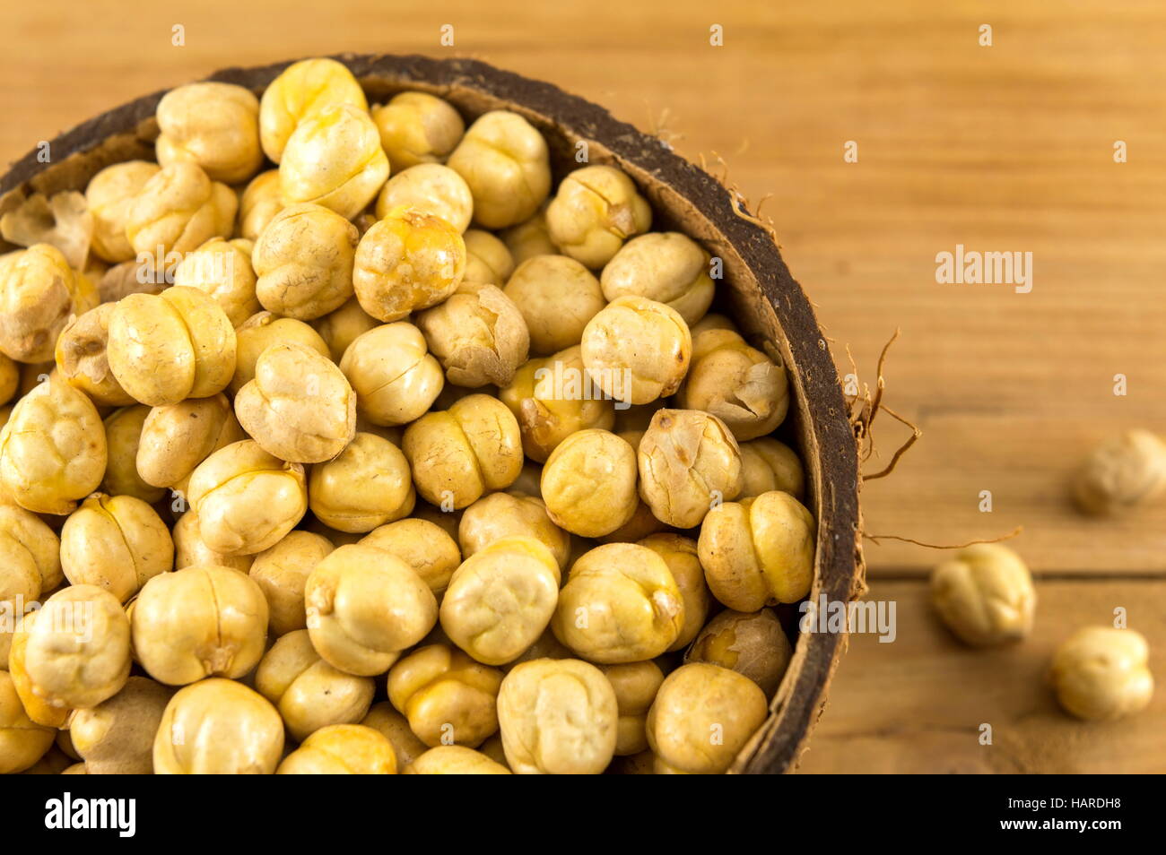 ungekochte Kichererbsen in eine große Schüssel Stockfoto