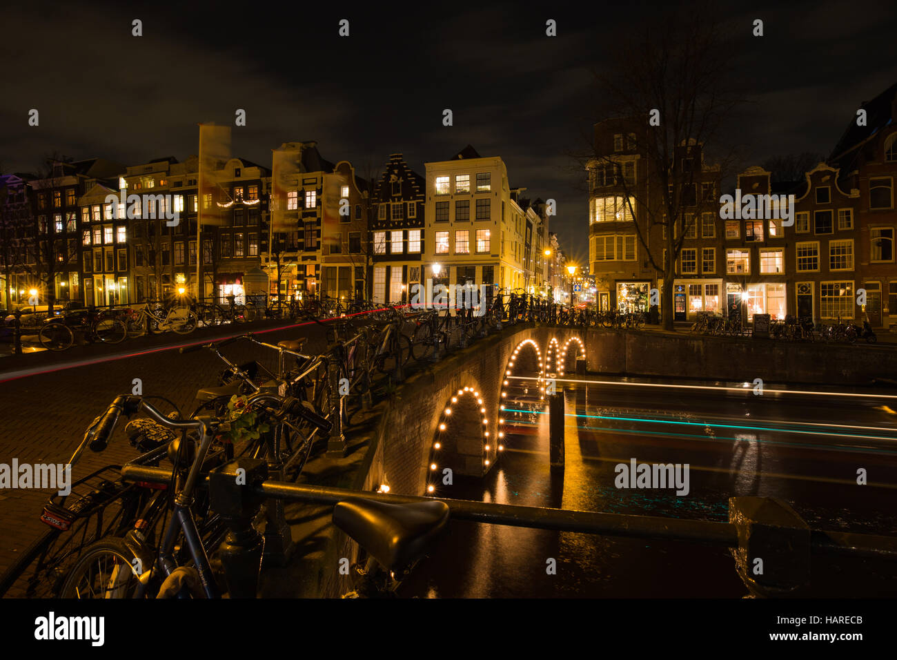 Lichtspuren von Autos und Booten in den Kanälen von Amsterdam in Amsterdam Light Festival Stockfoto