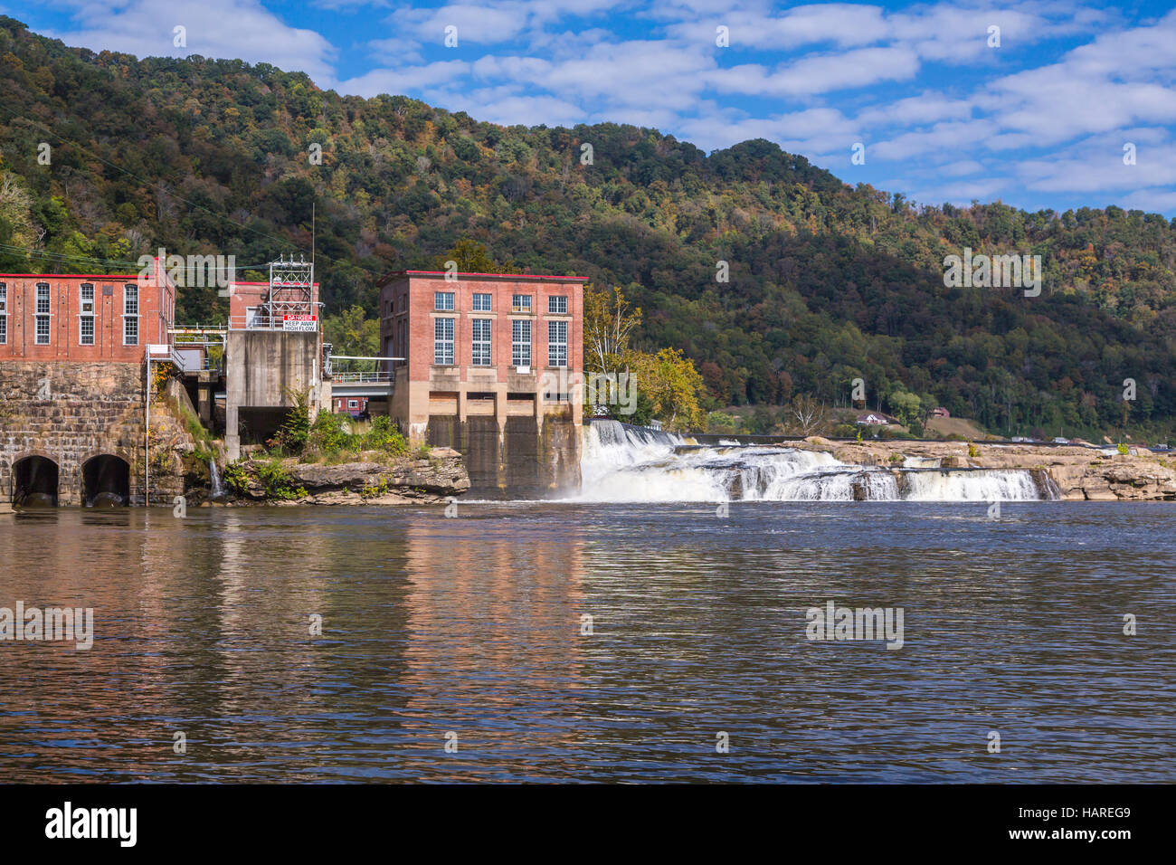 Die Glen Ferris Hydroelectric Bahnhof und Kanawha fällt, an Glen Ferris, West Virginia, USA. Stockfoto