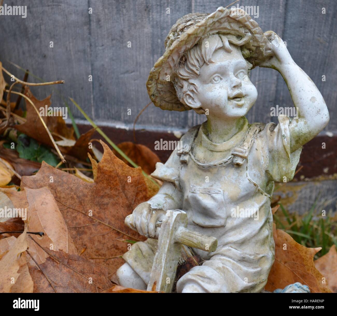 Garten Statur eines jungen in einem Strohhut und Overalls. Stockfoto