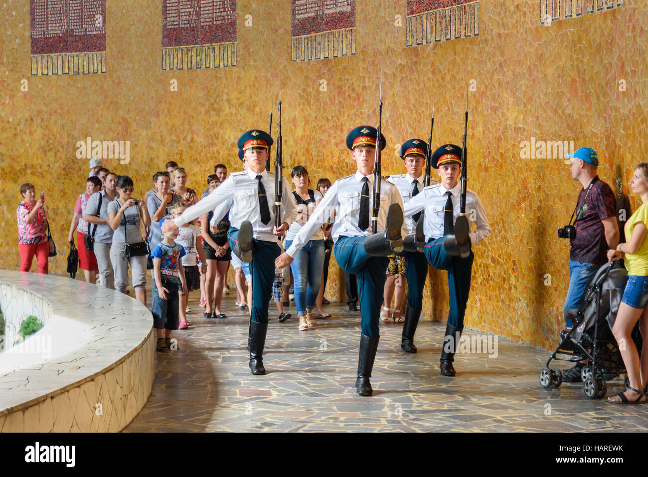 Soldaten bewachen März in der Halle der militärischen Ruhm. Memorial Komplex Mamajew Kurgan. Volgograd, Russland Stockfoto