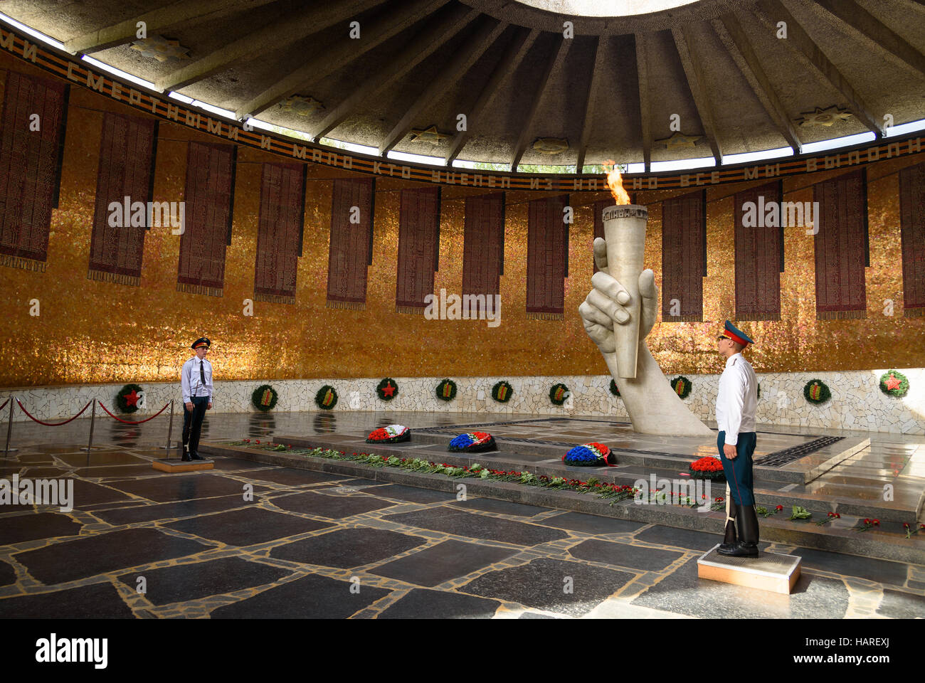 Halle der militärischen Ruhm. In der Mitte der Halle ist Skulptur von Hand mit Fackel mit dem ewigen Feuer. Volgograd, Russland Stockfoto