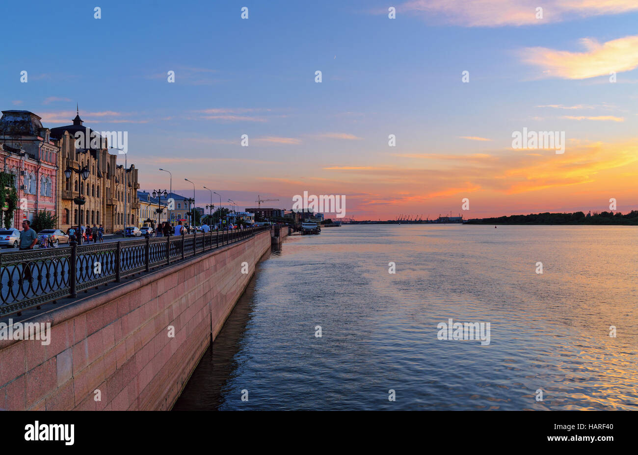 Volga Damm bei Sonnenuntergang. Astrachan ist Stadt im Süden Russlands die Stadt am Ufer des Flusses Wolga ist Stockfoto
