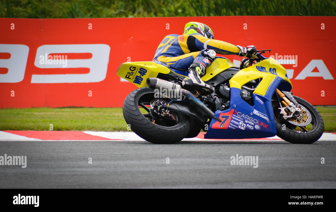 Britischen Superbike-Meisterschaft, banking um Ecke, Abgase Stockfoto