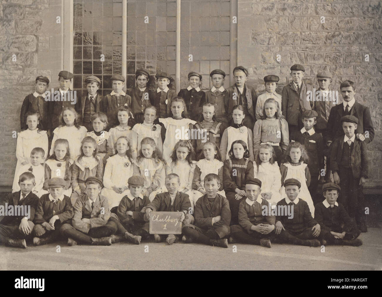 Historisches Archiv Bild der Schülerinnen und Schüler für Klasse Gruppenfoto zu posieren. Charlbury Schule. c1900s Stockfoto