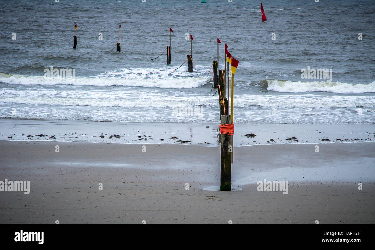 Strand Bucht mit Fahnen an der Spitze laufen ins Meer, Insel Norderney, Deutschland, Europa. Stockfoto