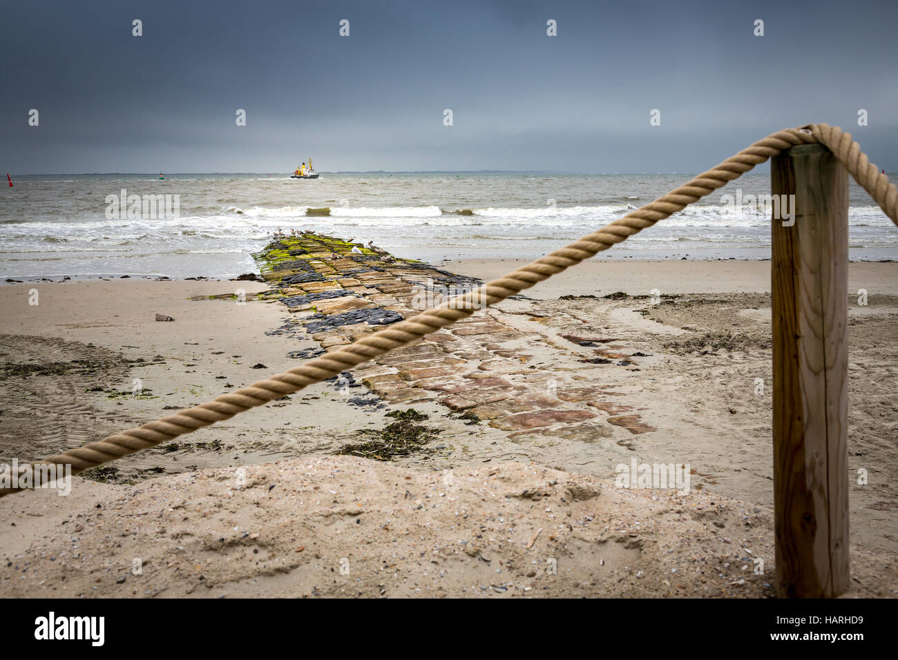Strand-Post mit Seil Geländer oben und Strand im Hintergrund, Insel Norderney, Deutschland, Europa. Stockfoto