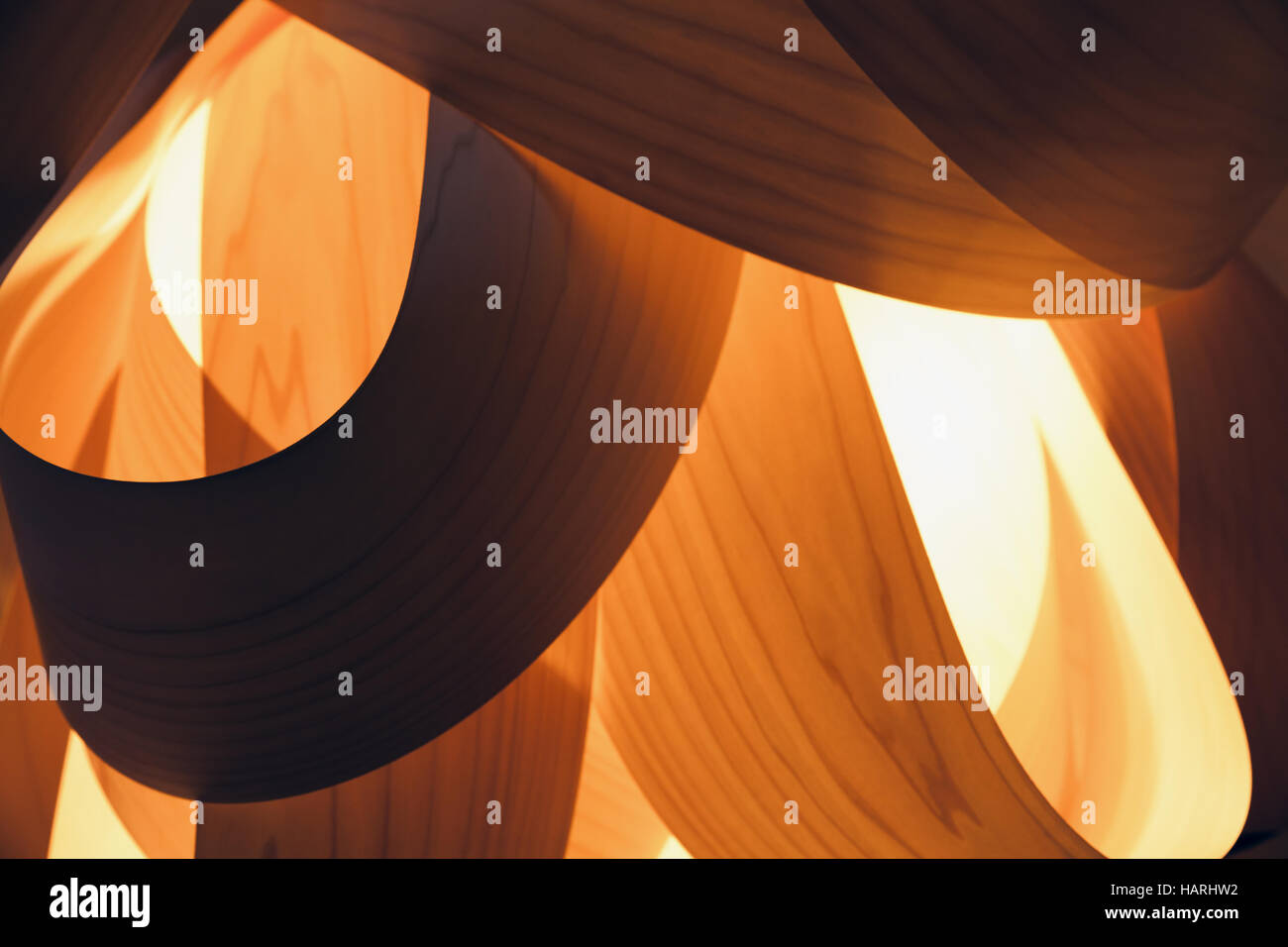 Abstrakte Innendekoration Hintergrund, Lampenschirm hergestellt aus Holzfurnier mit hell leuchtenden Lampe innen, close-up Foto mit Tiefenschärfe und shallo Stockfoto