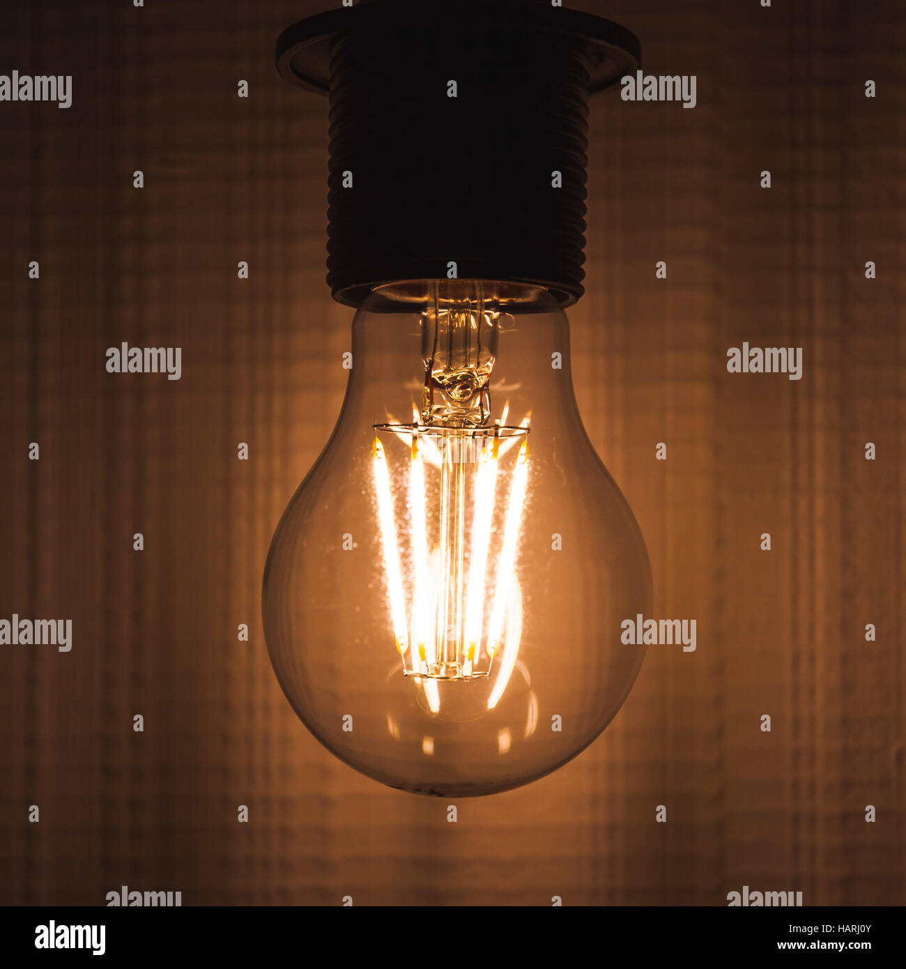 Retro-Wolfram-Lampe leuchtet über leere Wand, quadratischen Foto mit Tiefenschärfe und flachen DOF Stockfoto