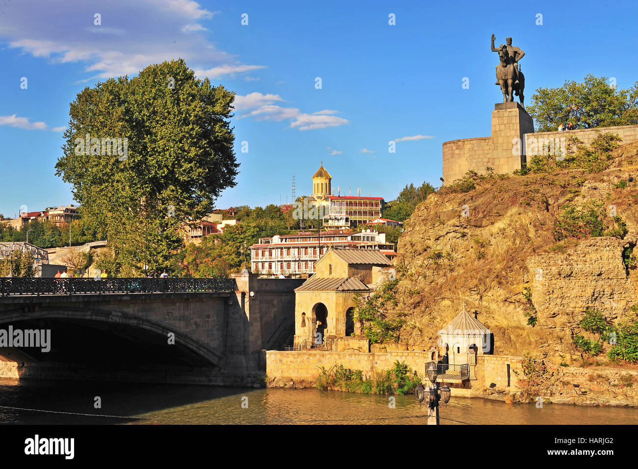 Tiflis, Georgien - 27 SEPTEMBER: Blick auf Ufer des Stadtzentrums Tbilisi, Georgien am 27. September 2015. Tiflis ist die Hauptstadt und größte Stadt Stockfoto