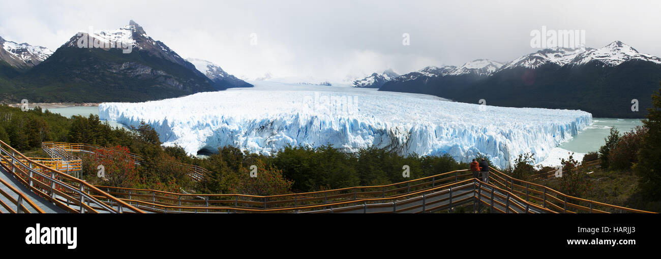 Patagonien: Blick auf den Perito-Moreno-Gletscher im Los Glaciares Nationalpark, eines der wichtigsten touristischen Attraktionen Stockfoto