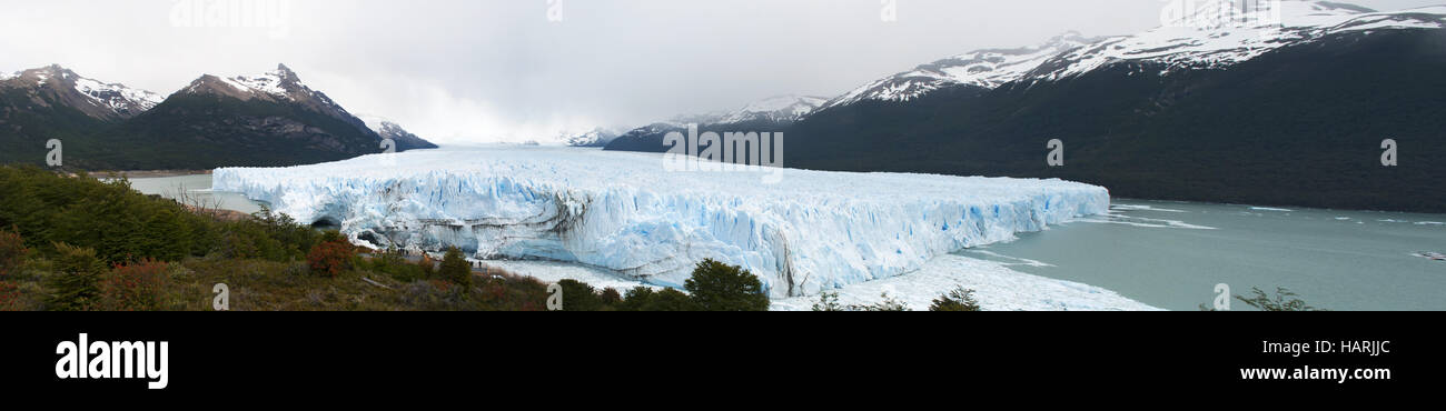 Patagonien: Blick auf den Perito-Moreno-Gletscher im Los Glaciares Nationalpark, eines der wichtigsten touristischen Attraktionen Stockfoto