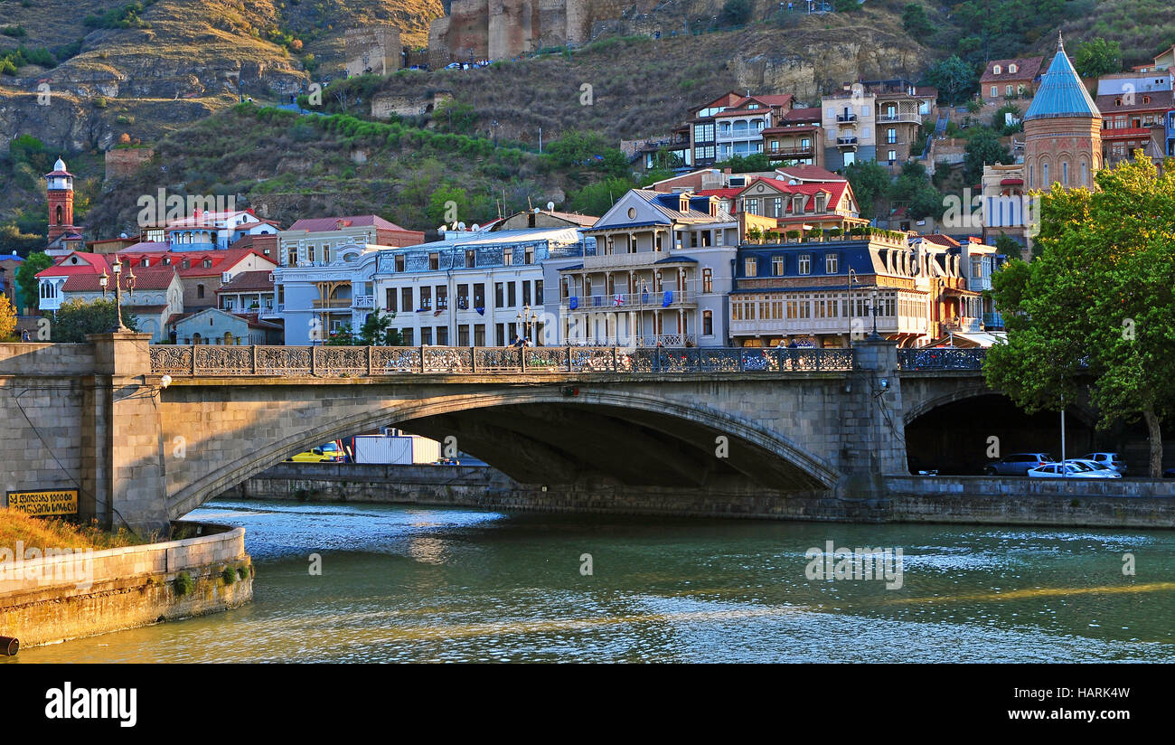 Tiflis, Georgien - 27 SEPTEMBER: Blick auf Ufer des Stadtzentrums Tbilisi, Georgien am 27. September 2015. Tiflis ist die Hauptstadt und größte Stadt Stockfoto