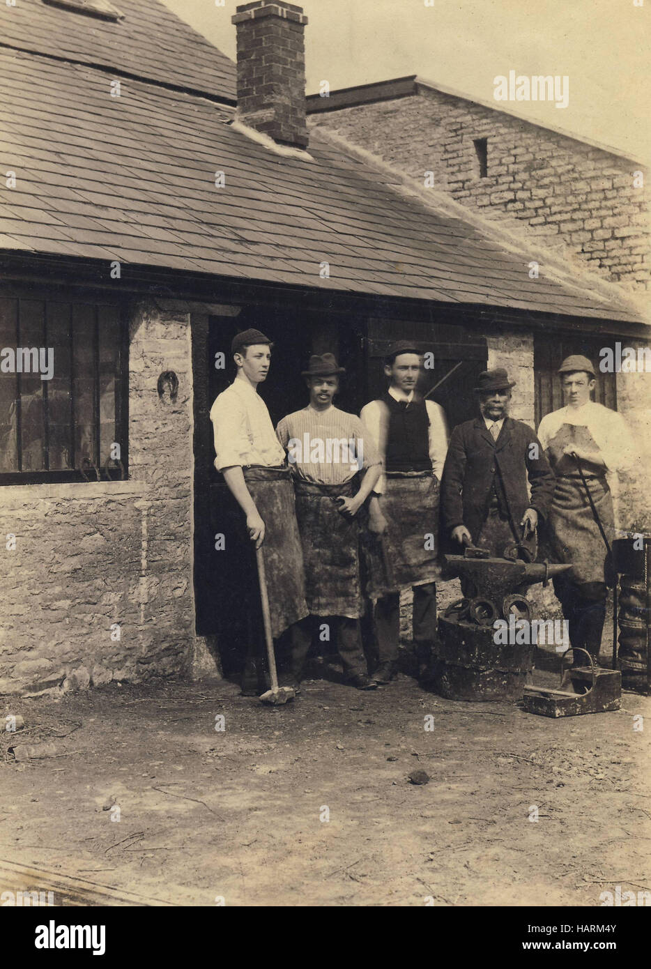 Historisches Archiv Bild der Schmied Arbeitnehmer außerhalb forge c1910s Stockfoto