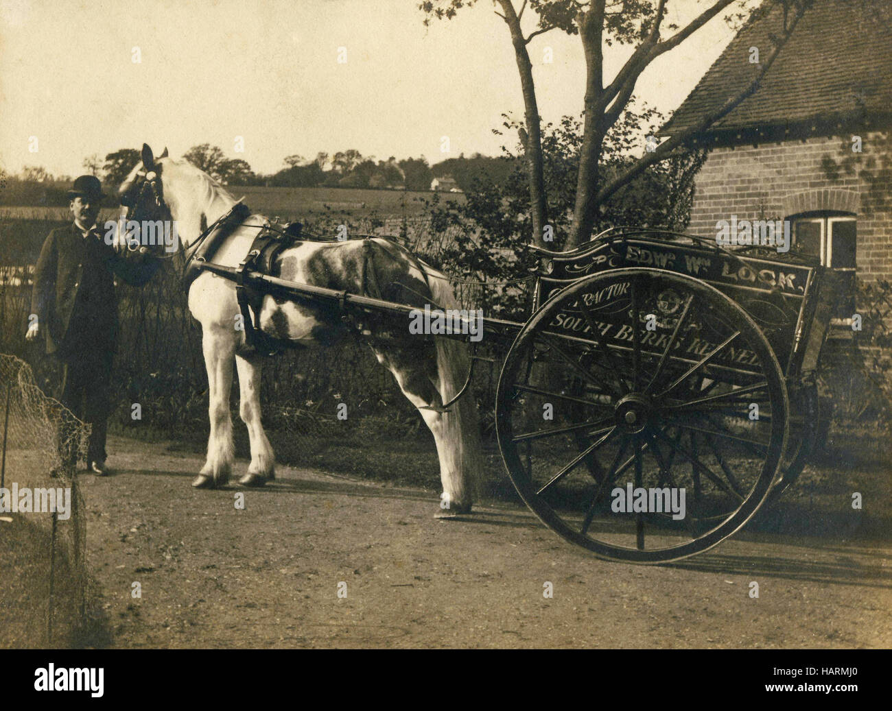 Historisches Archiv Bild von Pferd und Wagen, Edward William Lock, Auftragnehmer, der Süden Berks Kennels angehören. 1900. Stockfoto